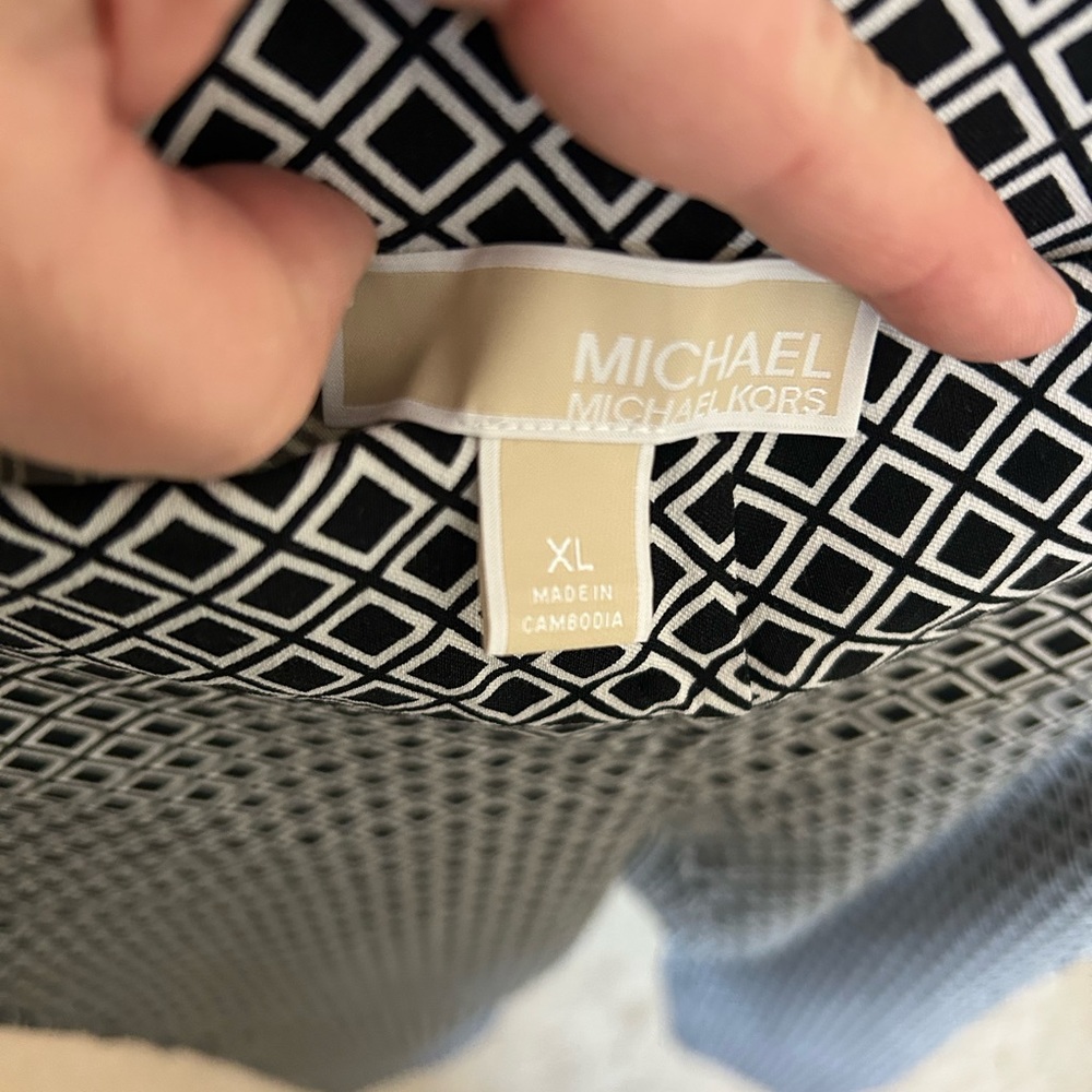 Stretchy, skinny style, very comfy and modern black-white print pull on pants.